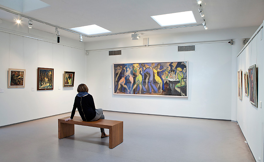 Kuvassa nainen katselee teoksia Hyvinkään taidemuseossa.