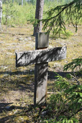 Kuvassa näkyy Martti Piipposen muistomerkki, puinen risti