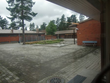 Kuvassa Pohjoispuiston koulun sisäpiha