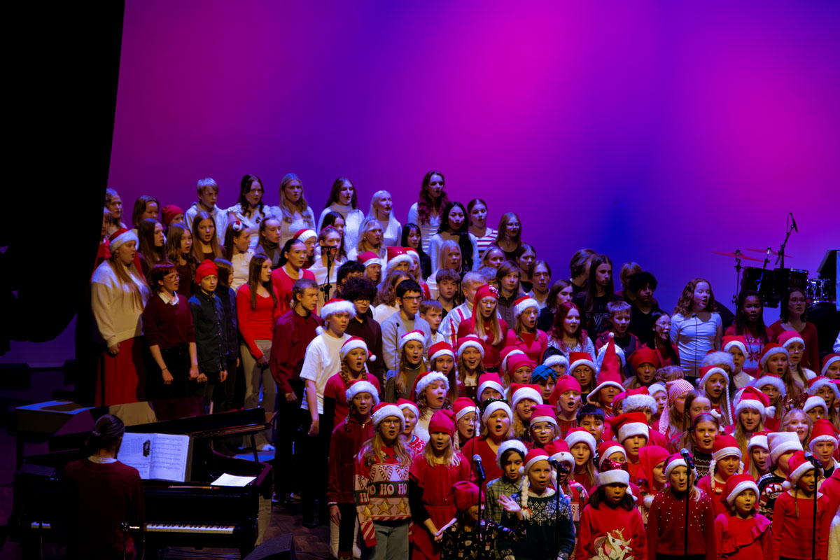 Oppilaita esiintymässä joulukonsertissa