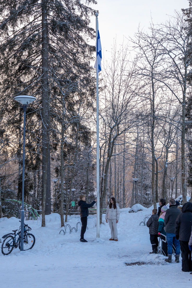 Oppilaita nostamassa Suomen lippua salkoon