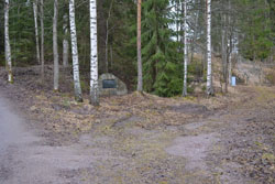 Kuva otettu kaempaa paikasta, jossa Lankarullatehtaan muistolaatta ja kivi sijaitsee