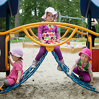 Kuva lapsista leikkipuistossa