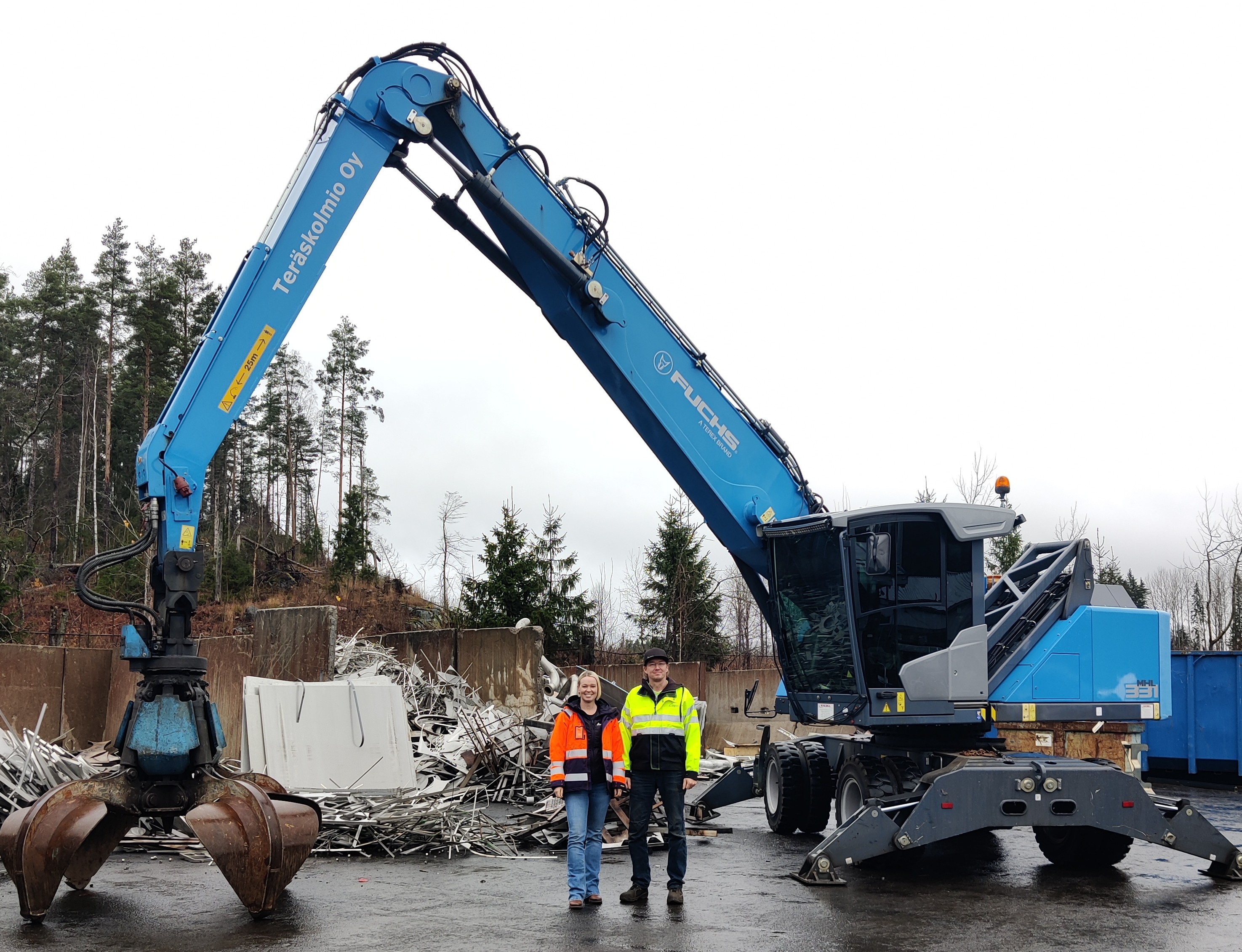 Erja ja Juho ja nostin.jpg