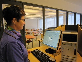 kuvassa nainen katsoo tietokonetta