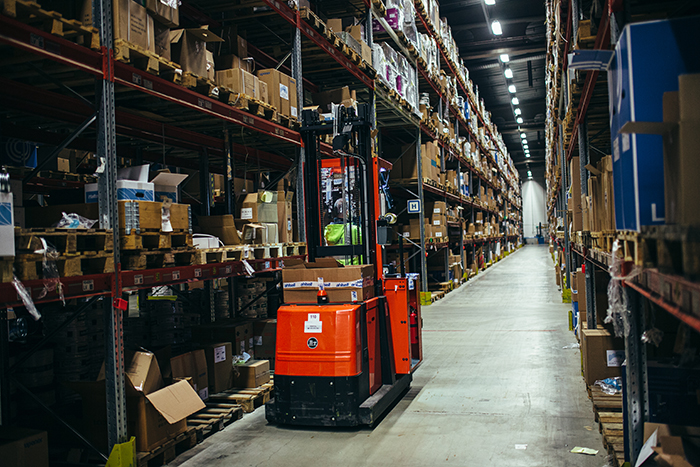 trukki varasto hyllyjen keskellä