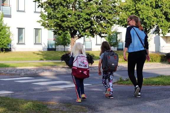 Koululaisia ylittämässä katua
