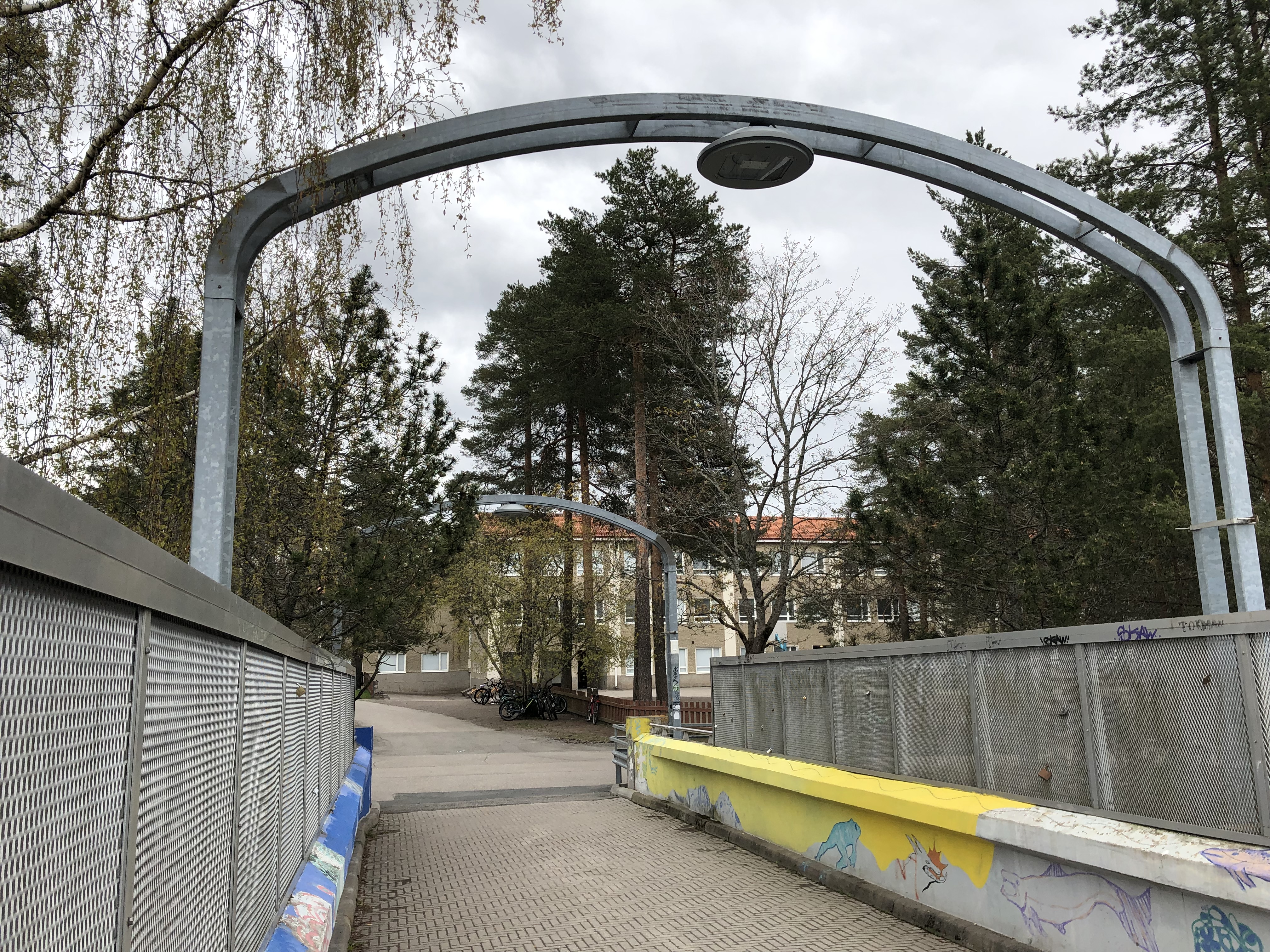 14_näkymä koululle sillalta.JPG