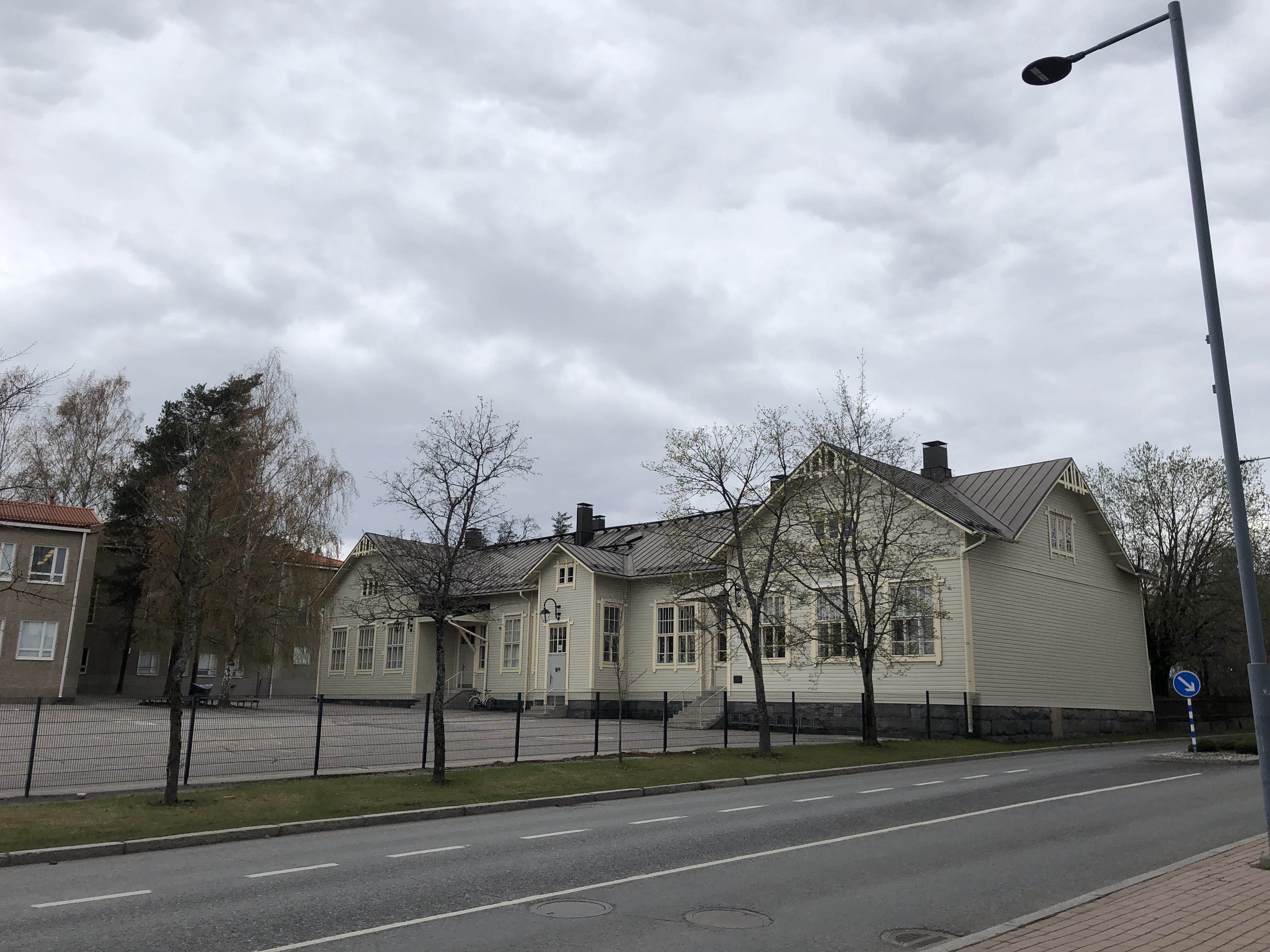 3_Vanha koulu ja Ahjonkatu.JPG