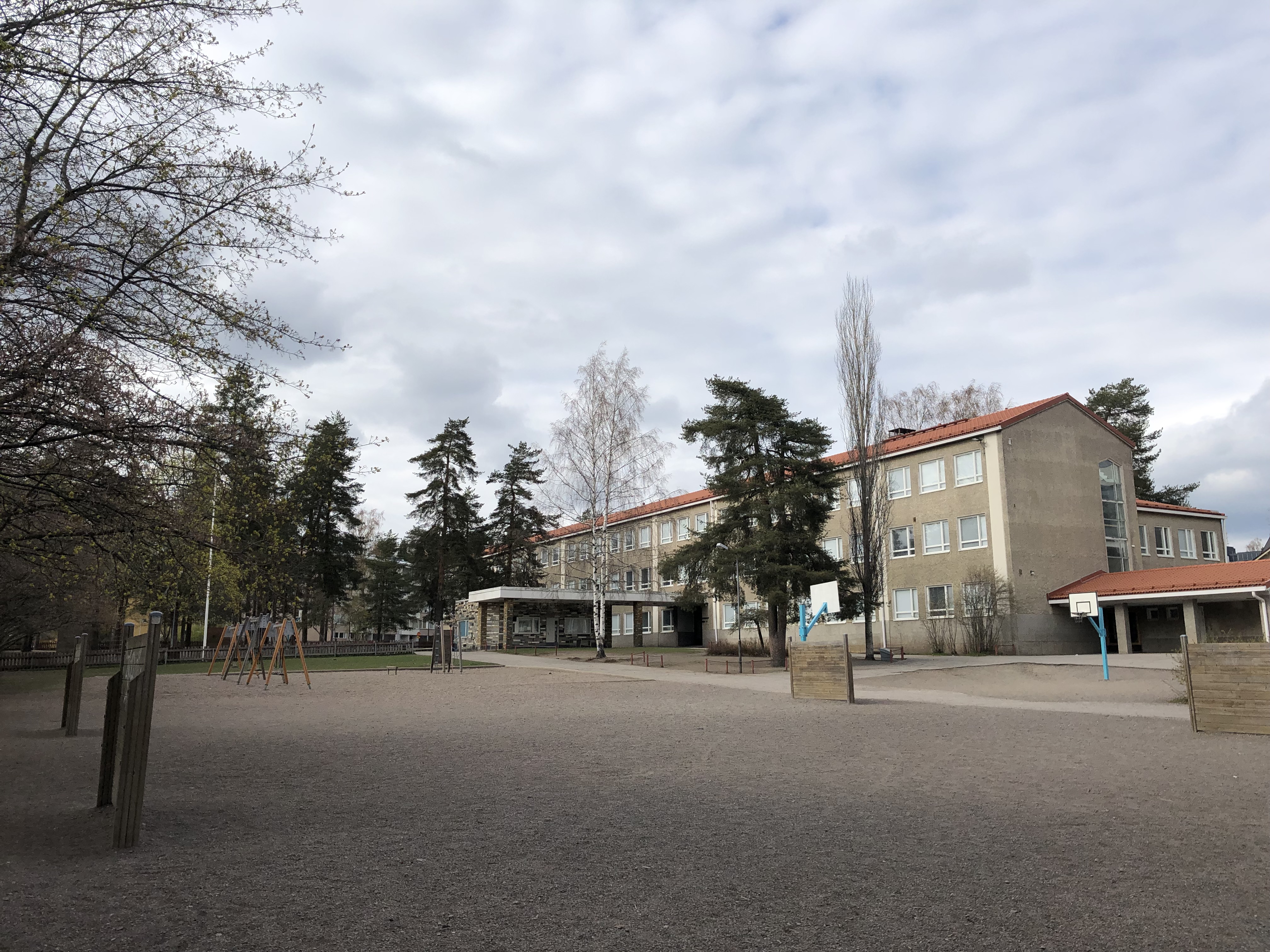 6_Koulun piha ja uuden koulun sisäänkäynti etelästä.JPG