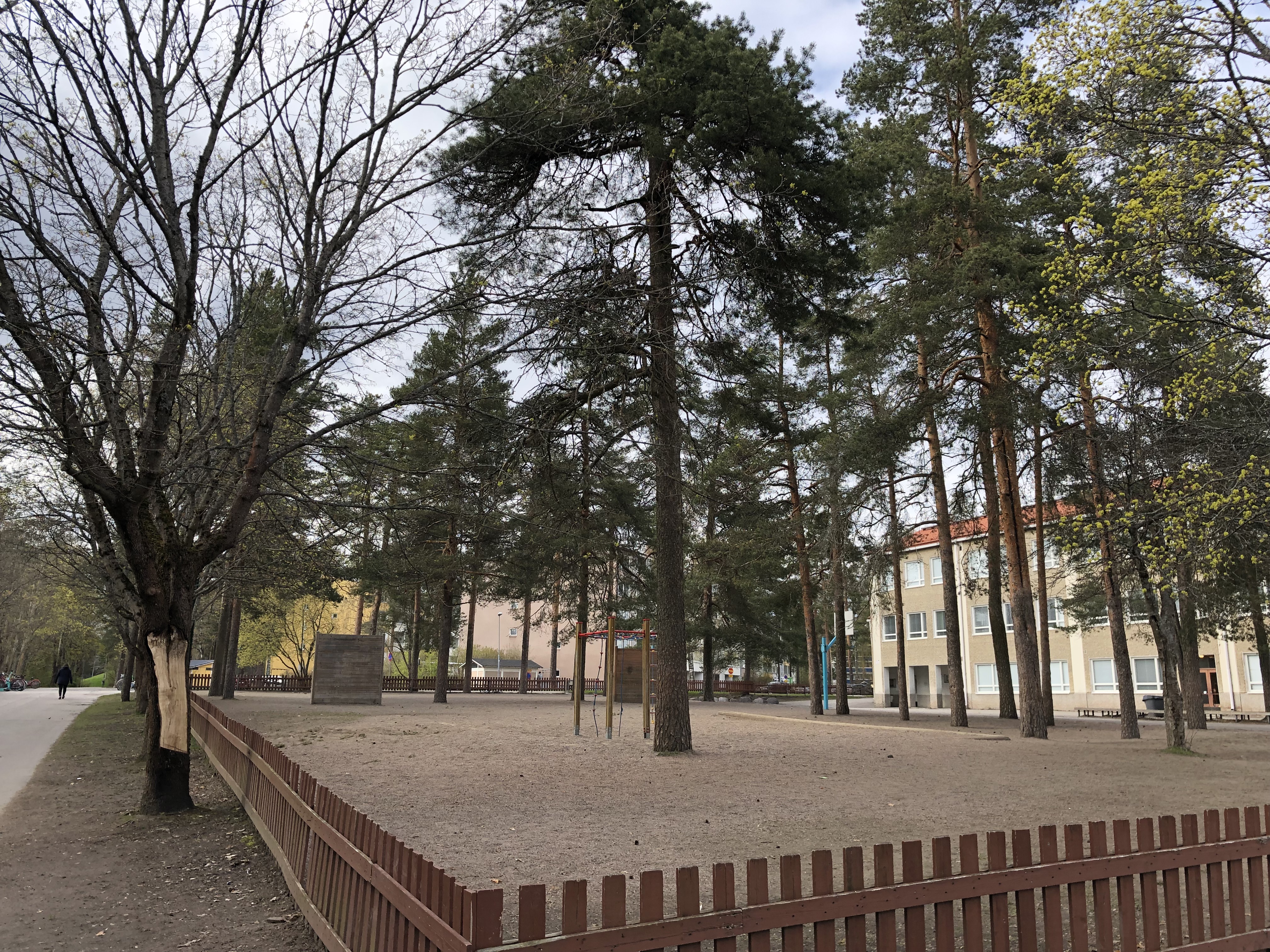 7_Leikkipiha etelästä.JPG