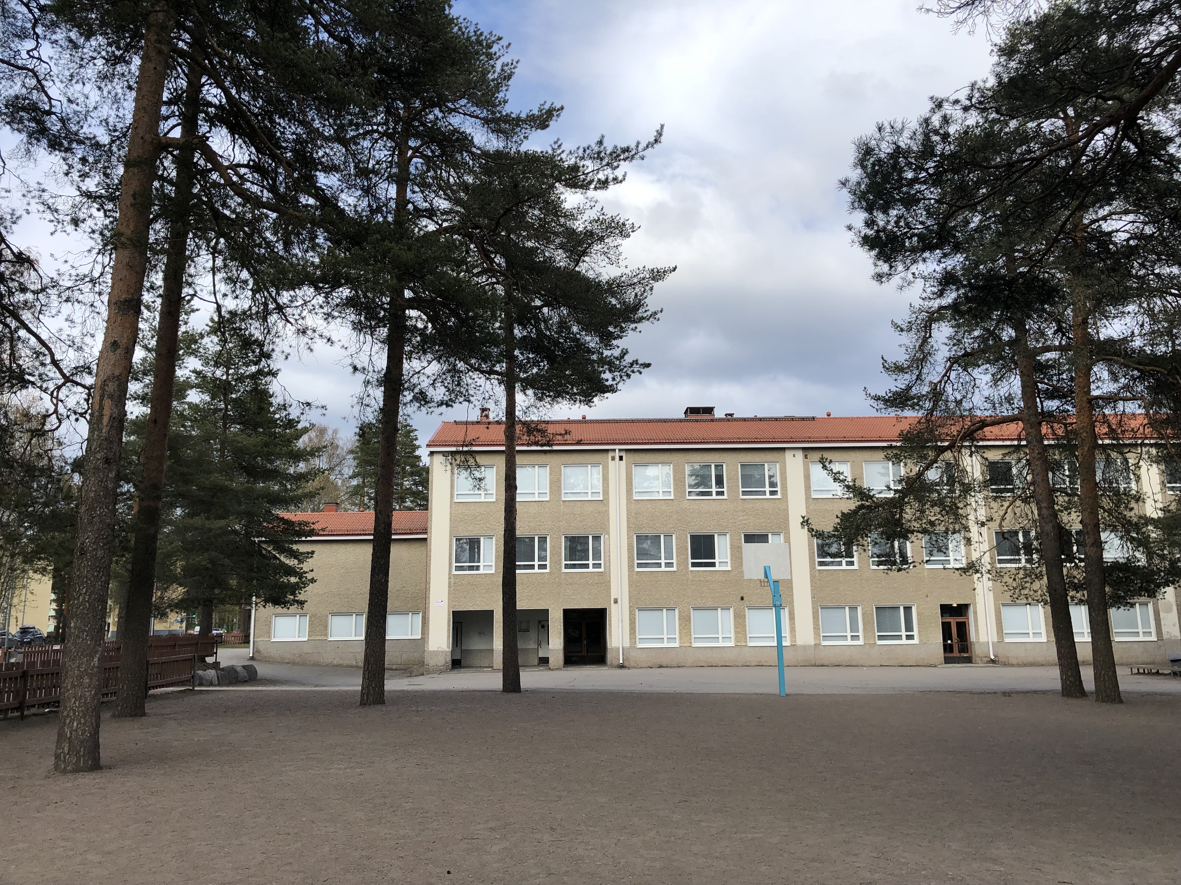 8_koulun piha ja hiekkakenttä.JPG