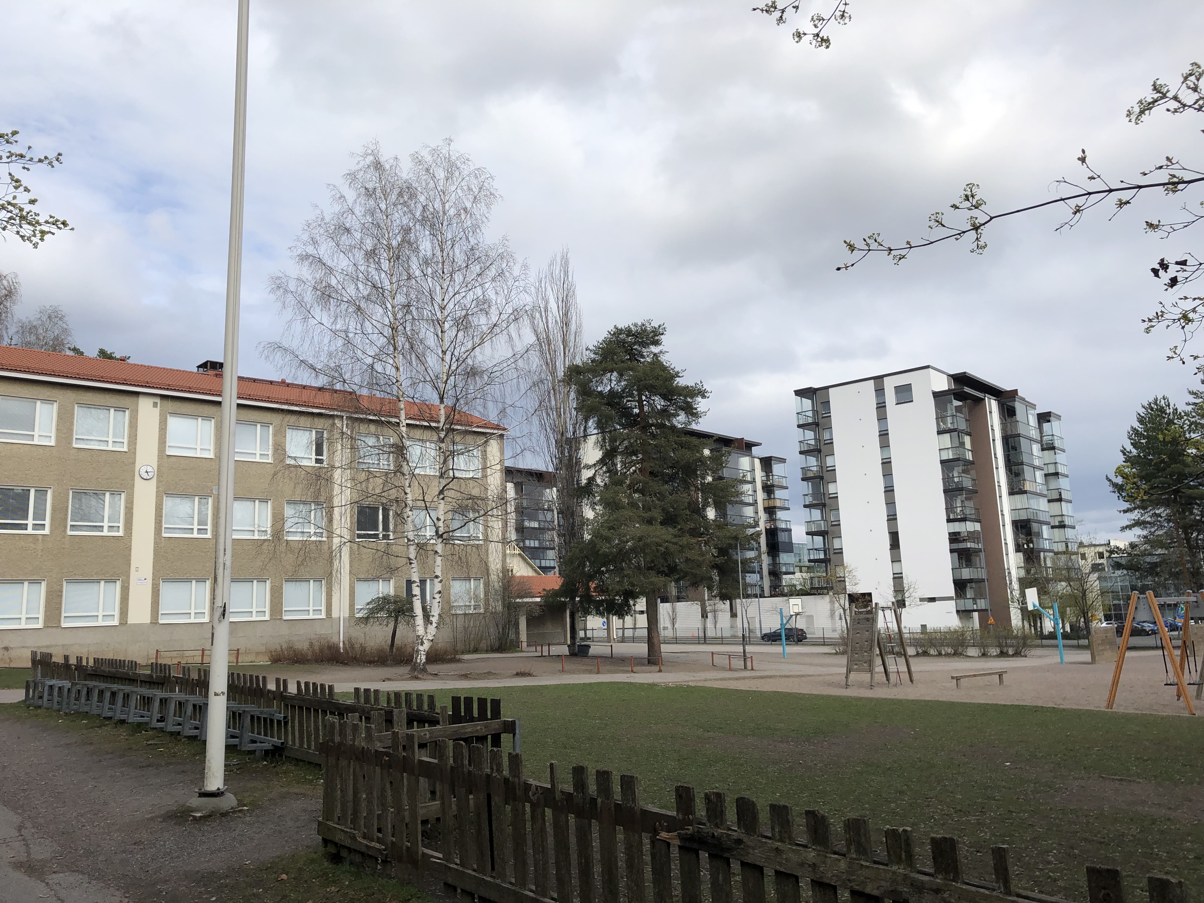 9_koulun piha_taustalla Ahjonkadun kerrostalot.JPG