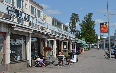 Kuva, jossa kivijalkakauppoja Hämeenkadun varrella kesällä
