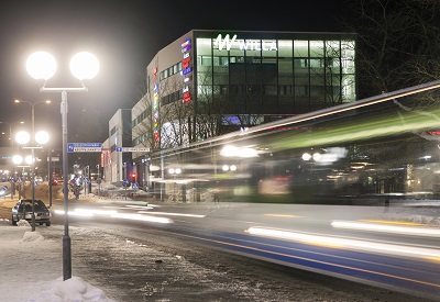 Kuva Hyvinkään keskustan bussiliikenteestä myöhään illalla