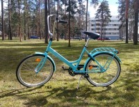 Kuvassa turkoosi pyörä