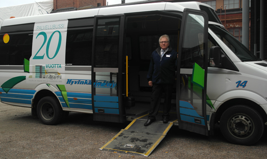 Kuva palvelubussista ja sen kuljettajasta