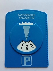 Kuva sinisestä pysäköintikiekosta, jossa teksti saapumisaika
