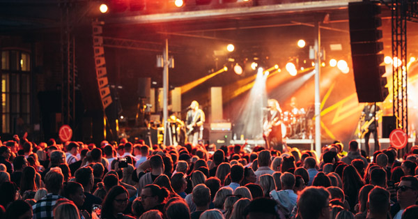 Yleisö viihtyy konsertissa.