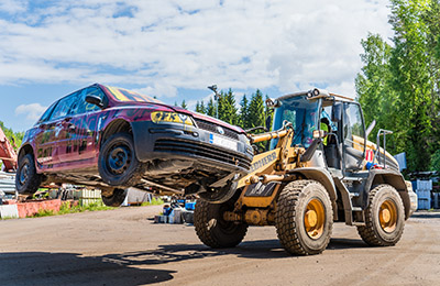 Auto traktorin nokassa