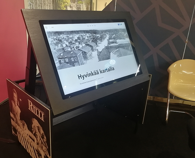 suuri näyttö, jossa lukee Hyvinkää kartalla.