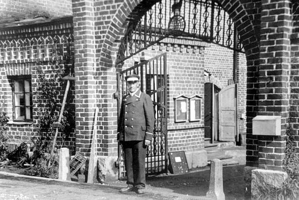 Kuvassa vartija Villatehtaan portilla