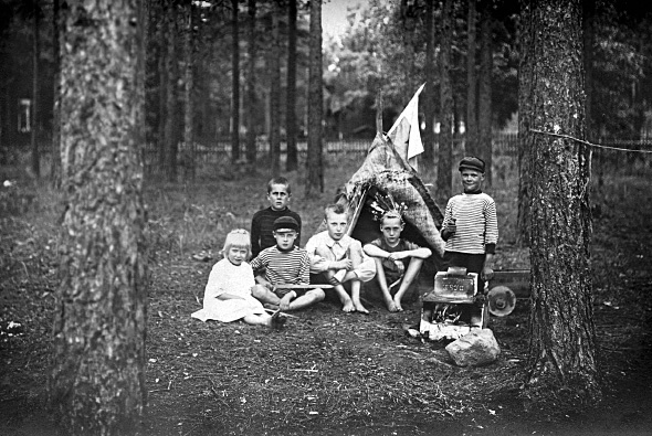 Kuvassa joukko lapsia metsässä