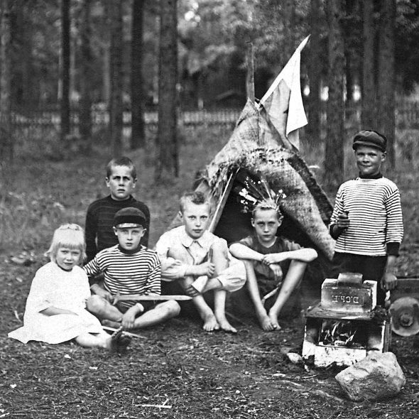 Tässä on mustavalkokuva lapsista,