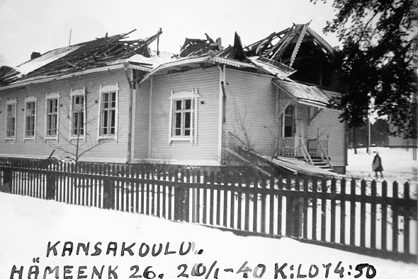 Kuvassa pommituksissa tuhoutunut kansakoulu.