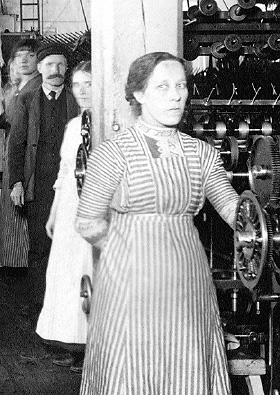 Kuvassa pariisilaisen Lanvin-Castillon suunnittelema puku vuodelta 1962.