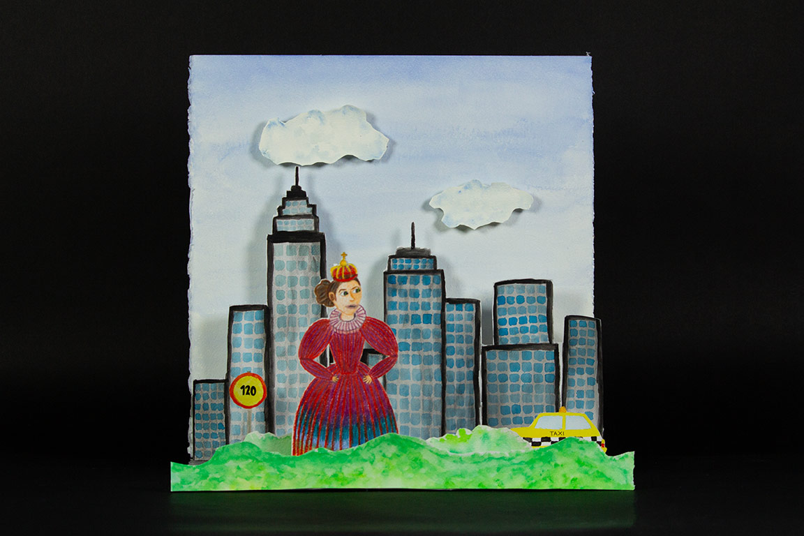 kuva 3 taideteoksesta, jossa on kaupunkimaisema. Teoksen takaosassa on korkeita kerrostaloja ja etuosassa seisoo kuningatar punertava mekko yllään ja kruunu päässään.