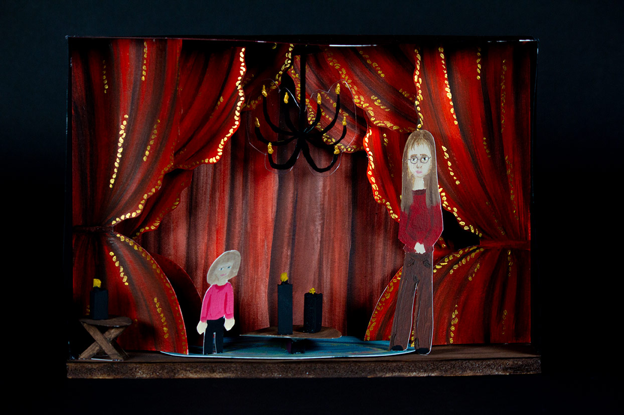 kuva 3d taideteoksesta huoneesta, jossa on punaiset isot verhot, kynttilöitä, kattokruunu ja kaksi henkilöä. Toisella henkilöistä on ruskea tukka, punainen paita, ruskeat housut ja silmälasit.