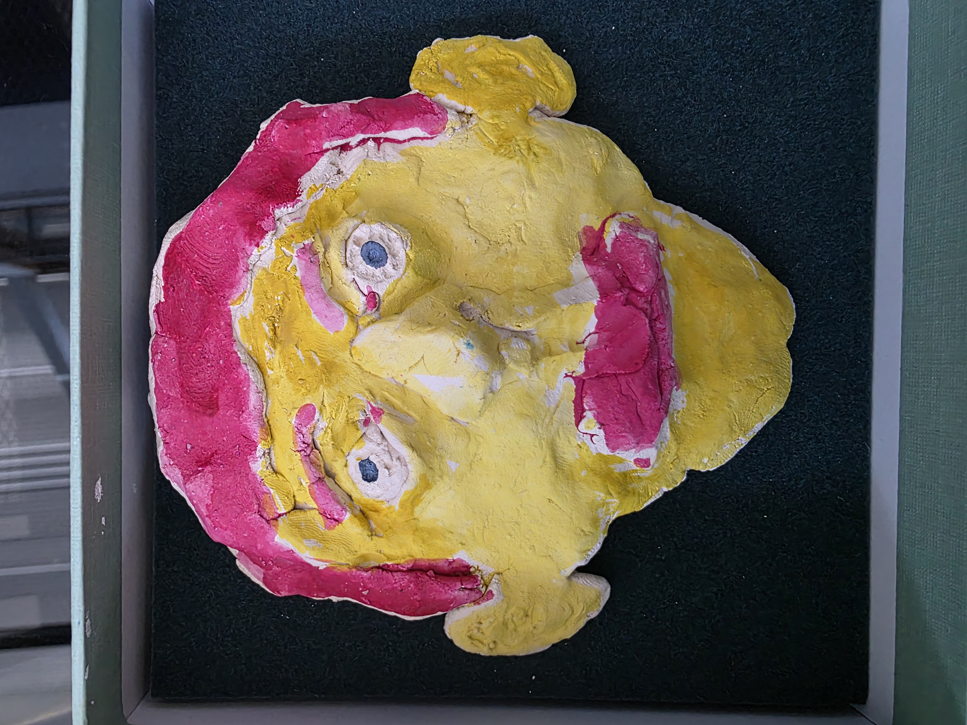 Lähikuvassa keramiikkakasvot