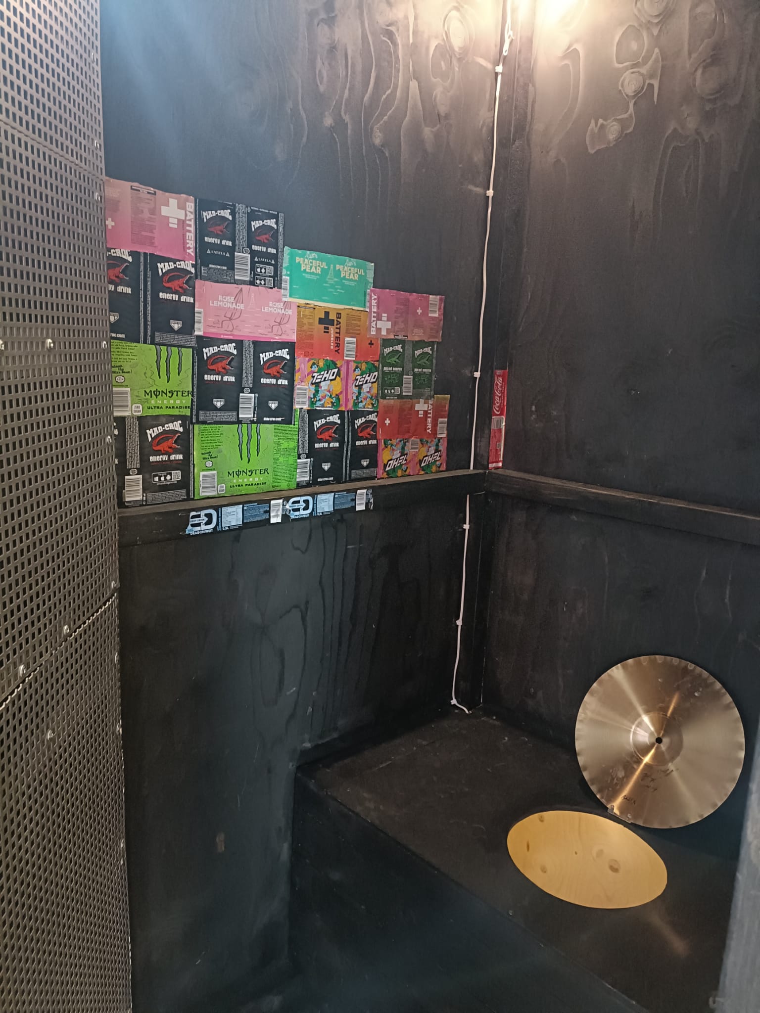 yksityiskohtia huussin sisällä