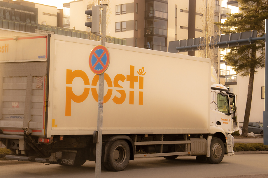 Kuvassa postin rekka ajaa Hyvinkään keskustassa. kuvan keskellä näkyy pysähtyminen kielletty -liikennemerkki, joka on tien reunassa.
