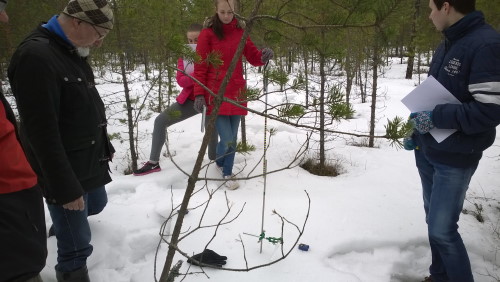 Ilmatieteen laitoksen mittauksia tekemässä