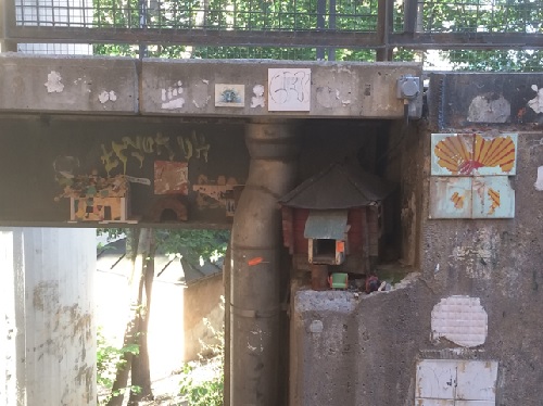 Kuva betonisesta sillasta