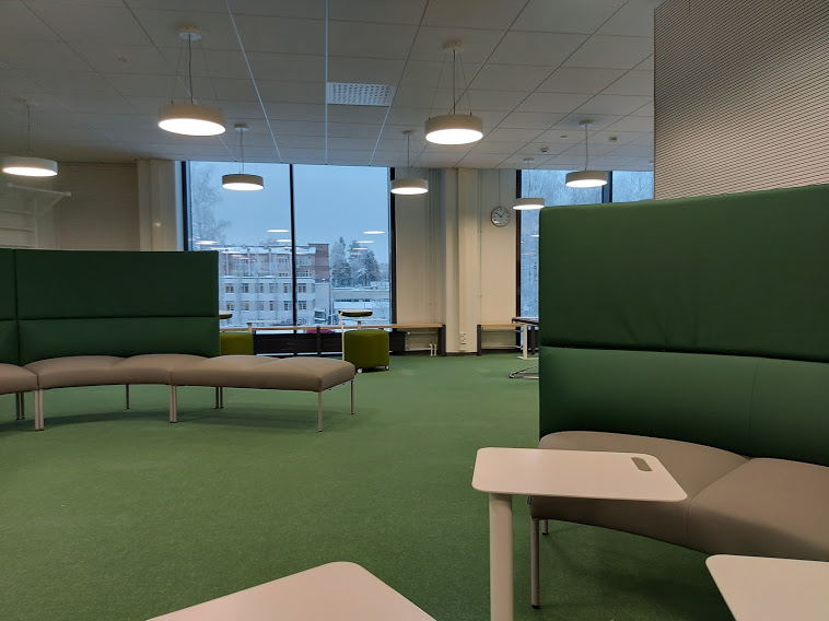 avoin oppistila sohvineen ja pöytineen