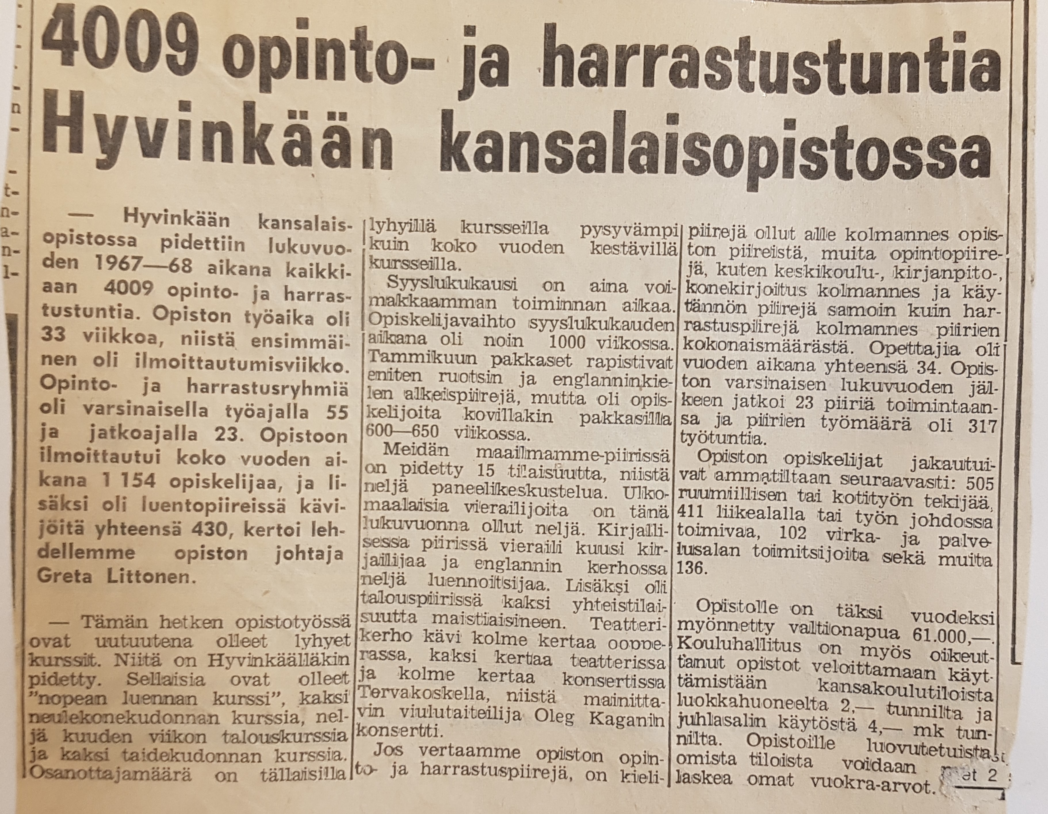 sanomalehti-ilmoitus, jossa listattu opiston kurssit