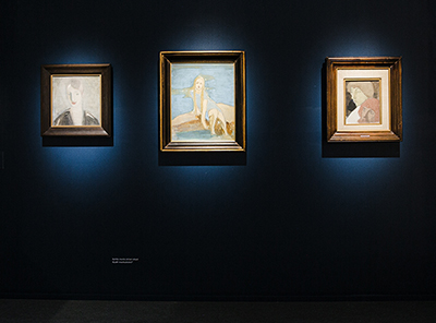 Tummalla taustalla kolme Helene Schjerfbeckin maalausta.