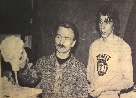 Taidekoulun tunnilla lukuvuonna 1976-1977 Terho Sakki opastaa Pekka Jokista kuvanveistossa. 
