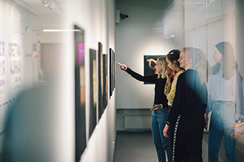 Kulttuuripolkuryhmä vierailulla Hyvinkään taidemuseossa Kulttuuripolkuryhmä vierailulla Hyvinkään taidemuseossa