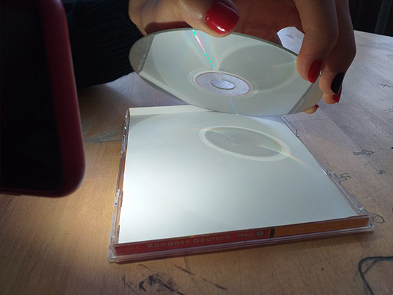 Heijastus cd-levyn ja kotelon avulla