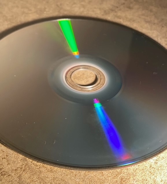 Heijastukset cd-levyn pinnalla.