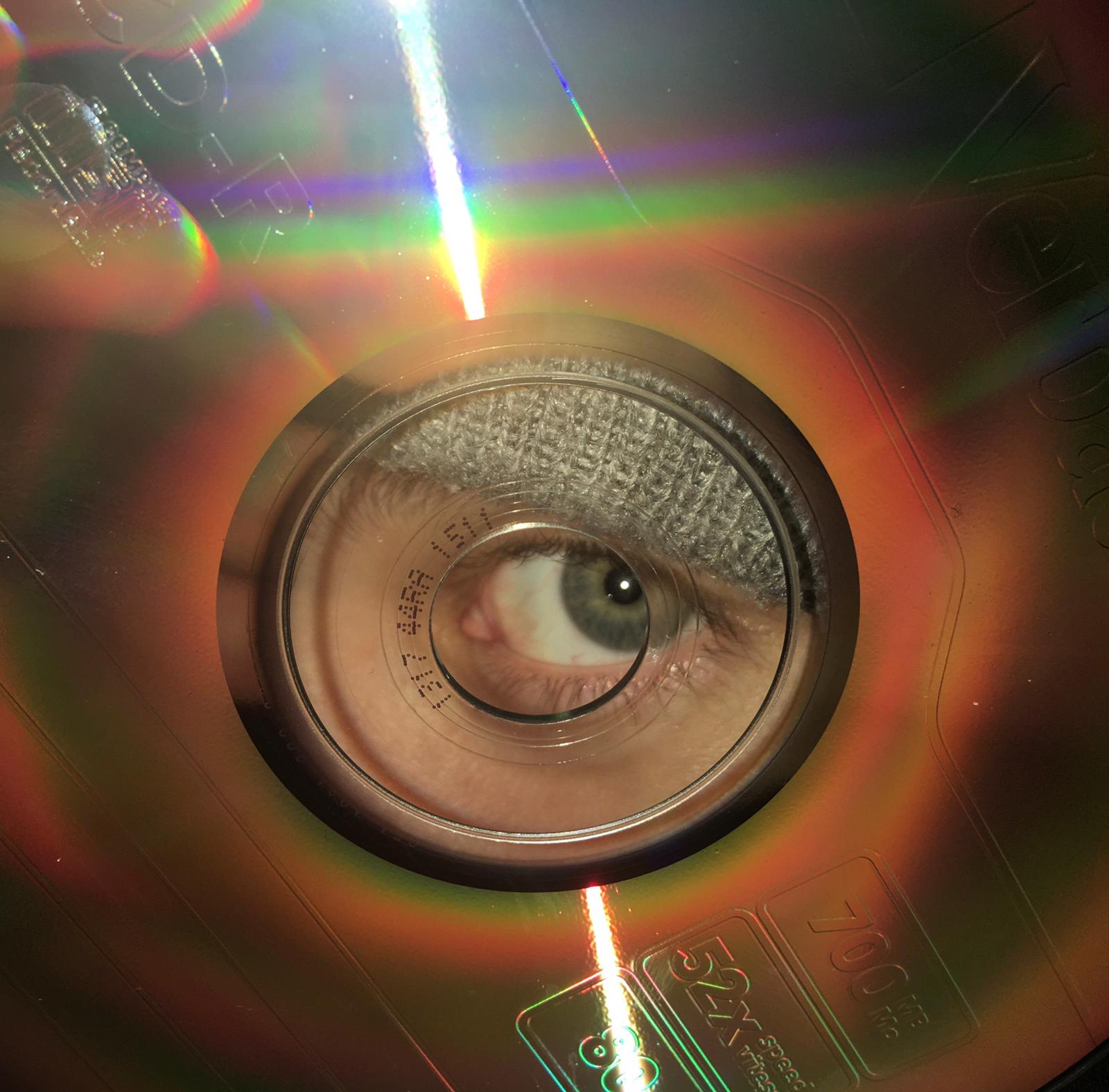 Cd-levyn heijastus. Cd-levyn keskellä silmä.