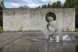 Kuvassa Liikettä tilassa patsaan kivet tipahtamassa rei´ästä veteen