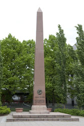 Kuvassa Villateollisuuden muistomerkki, Ossian Donnerin Obeliski