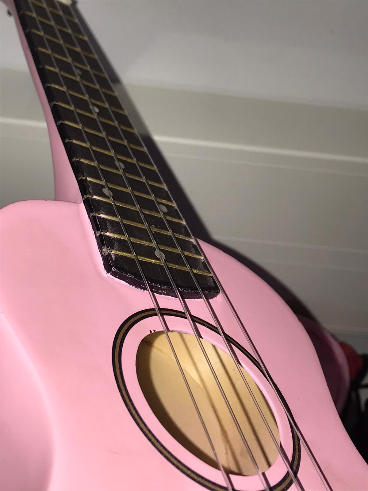 Kuvassa vaalenapunainen kitara