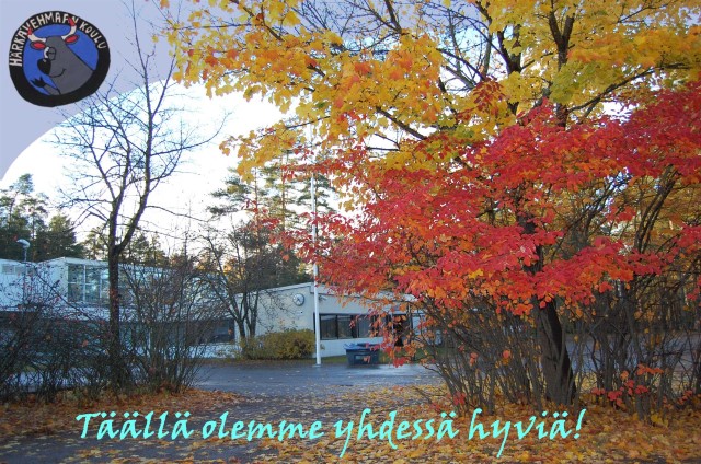 Kuvassa Härkävehmaan koulu syksyllä ja teksti: Täällä olemme yhdessä hyviä