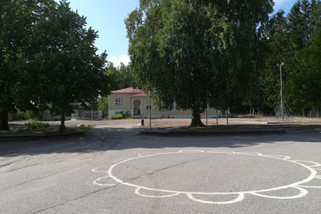 Kuvassa Hyvinkäänkylän koulun piha